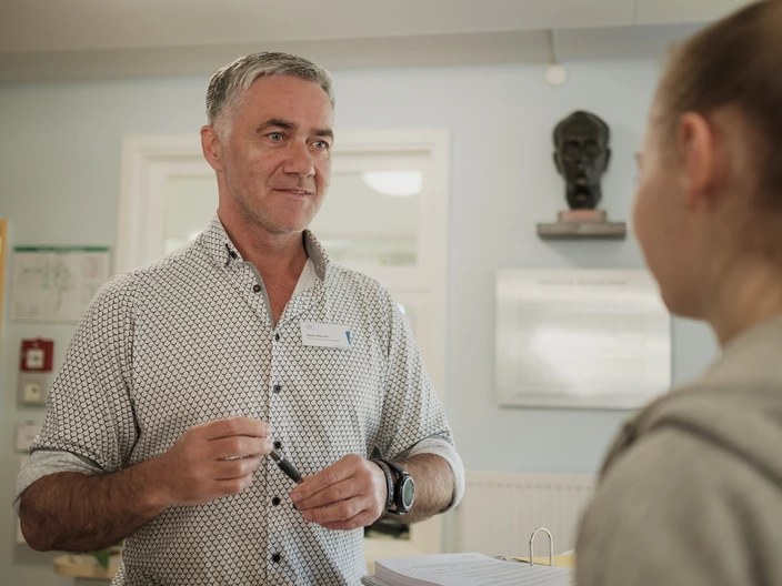 Gesprächssituation Lehrkraft und junge Erwachsene